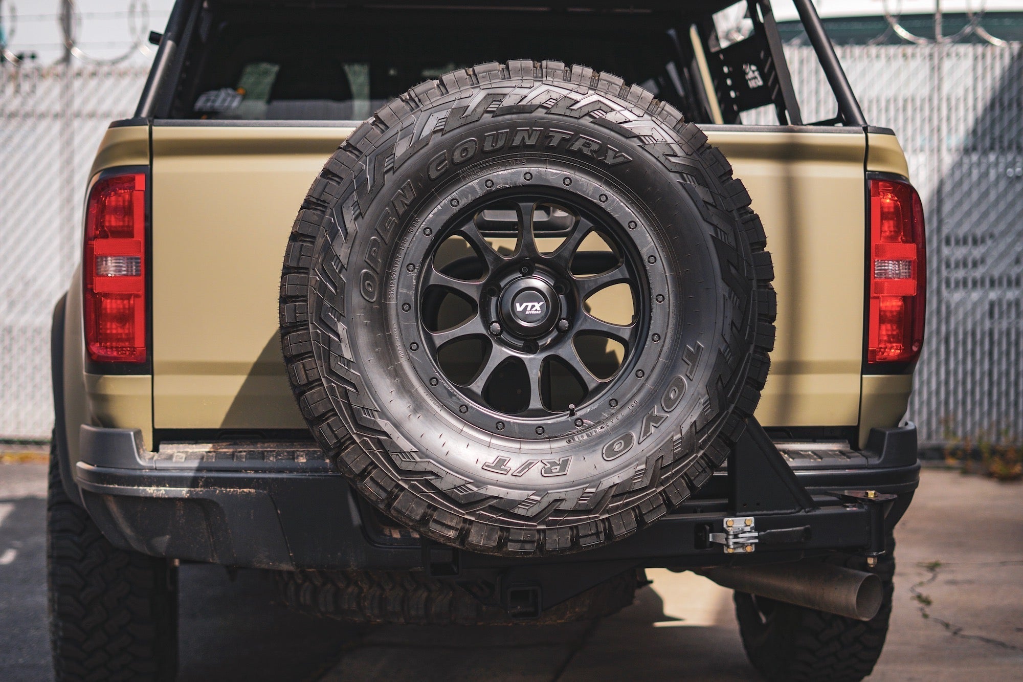 *Refurbished* UltraSwing™ Multi-Fit Spare Tire Hitch Mount
