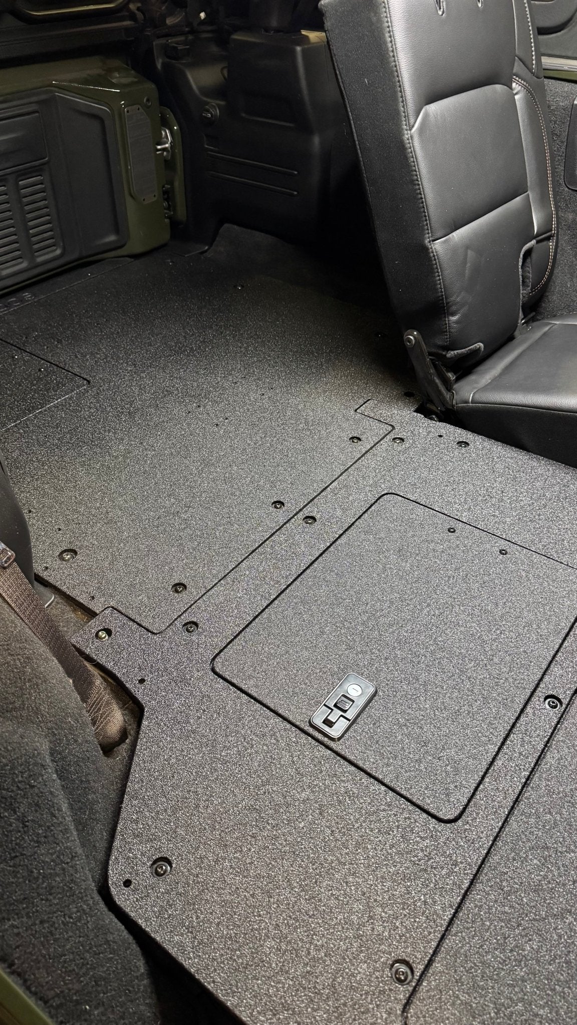 Goose Gear Jeep Wrangler 2024 - Present JLU 4 Door - Second Row Seat Delete Plate System - V2 - Spirit of 1876Goose Gear