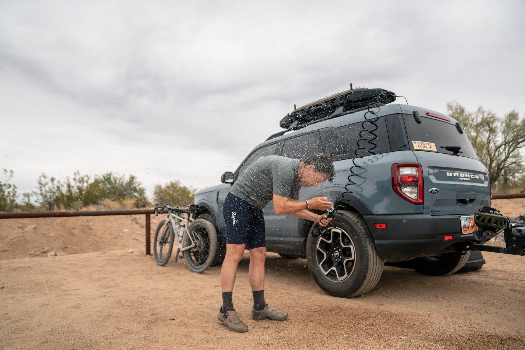 8.5 Gallon Electric Pump Tank & Traction Board Mount - Spirit of 1876 - ROAM Dealer Portal