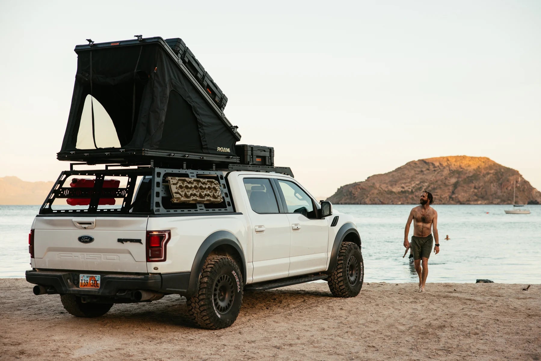 ROAM Dealer Portal - ROAM The Desperado Hardshell Rooftop Tent