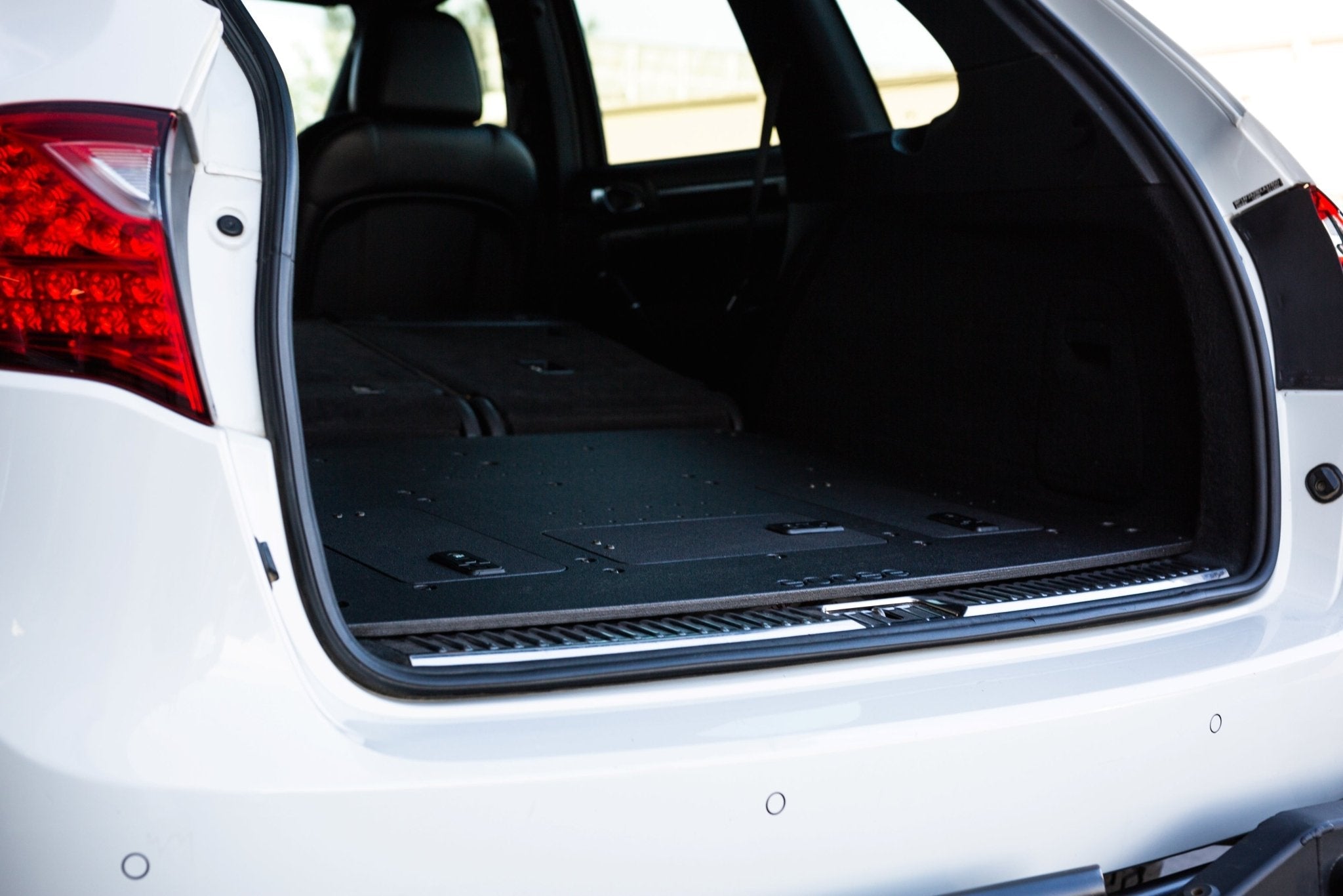 Volkswagen Touareg 2011 - 2017 2nd Gen. - Rear Plate System - Spirit of 1876 - Goose Gear
