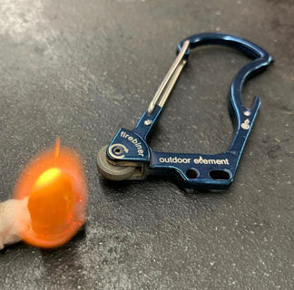 OUTDOOR ELEMENT Firebiner - (2-PACK) Vuurstarter, Karabijnhaak, Multitool, Utiliteitsmes, Flesopener, Noodsleutelhanger met Schroevendraaierspits